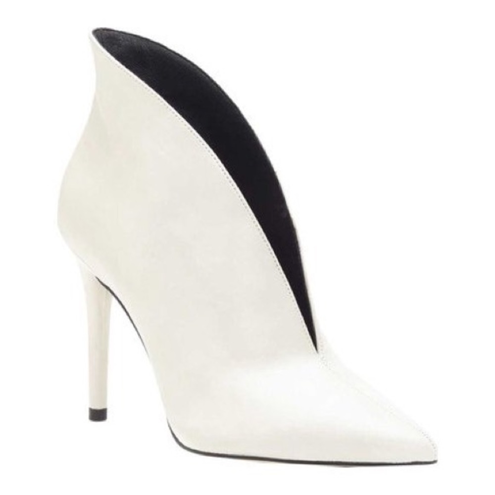 Jessica Simpson
Lasnia Pointy-Toe Booties